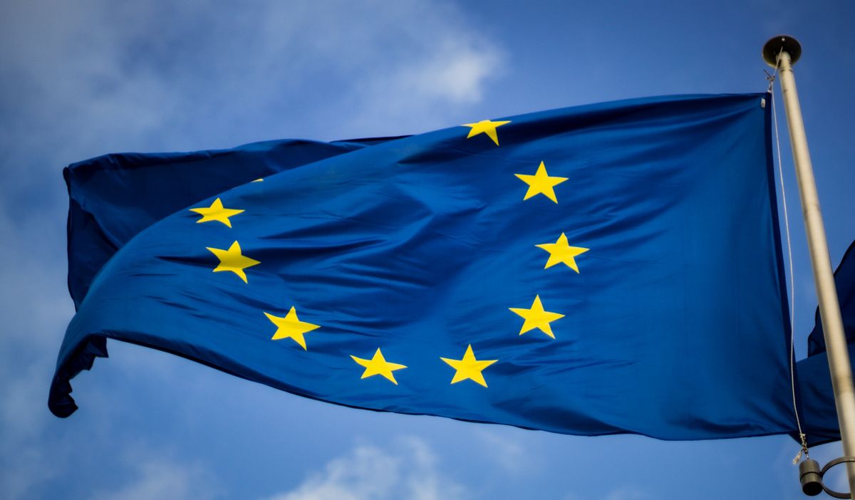 De Europese Vlag wapperend in de wind
