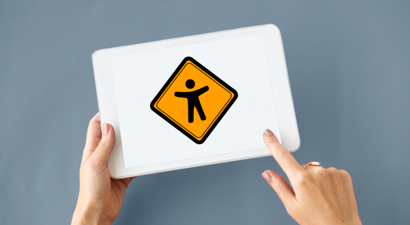 Deux mains tenant une tablette, la tablette affiche une grande icône avec un bonhomme allumette symbolisant l'accessibilité numérique